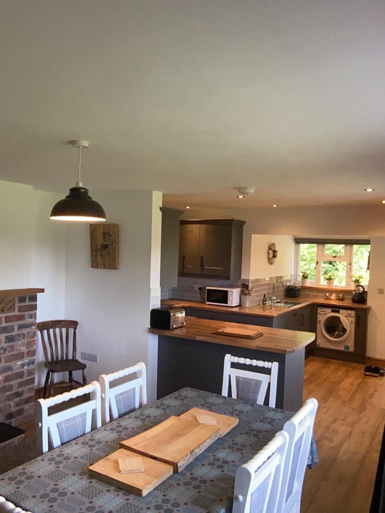 3 Bedroom Bungalow In Llanrhaeadr Ym Озуэстри Экстерьер фото